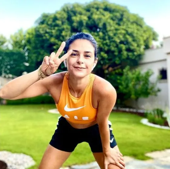 Ayca-holding-up-peace-sign-running benefits